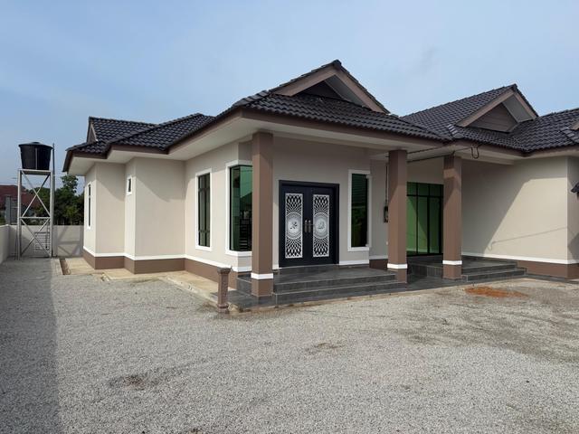 Muka hadapan banglo setingkat yang siap