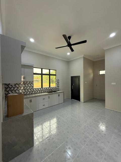 Ruang dapur terbuka dengan kabinet