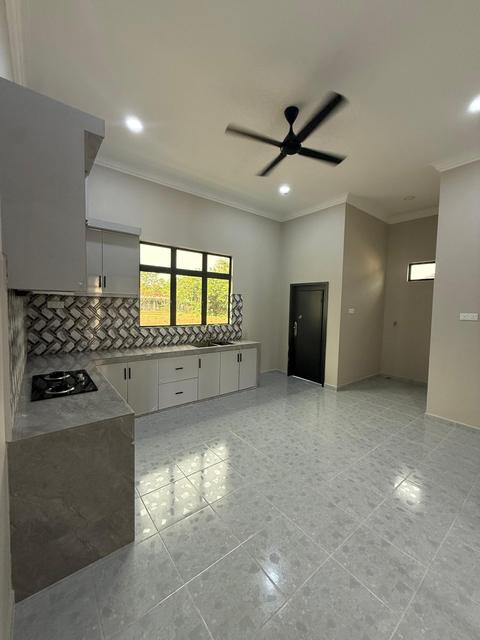 Dapur dengan kabinet dan hob dipasang