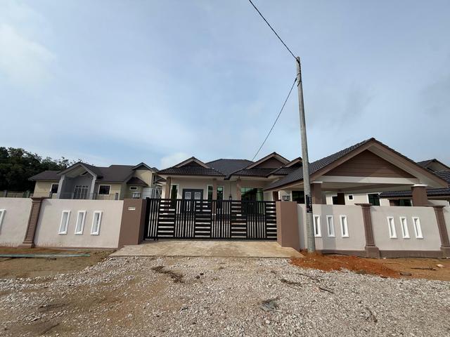 Deretan unit banglo dengan pagar siap