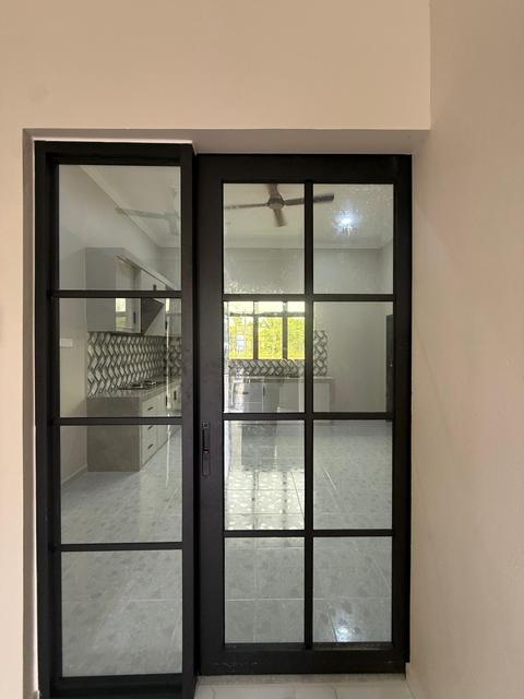 Pintu gelangsar kaca ke ruang dalam