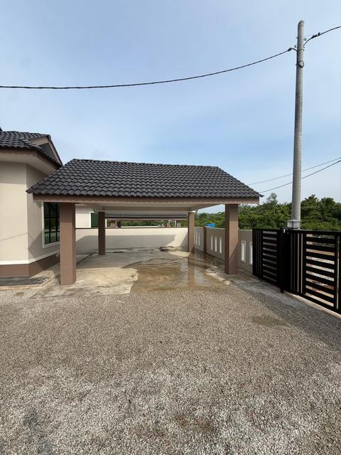 Anjung letak kereta dan pagar rumah