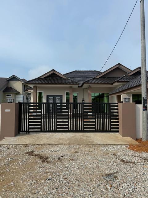 Muka hadapan rumah dan pagar