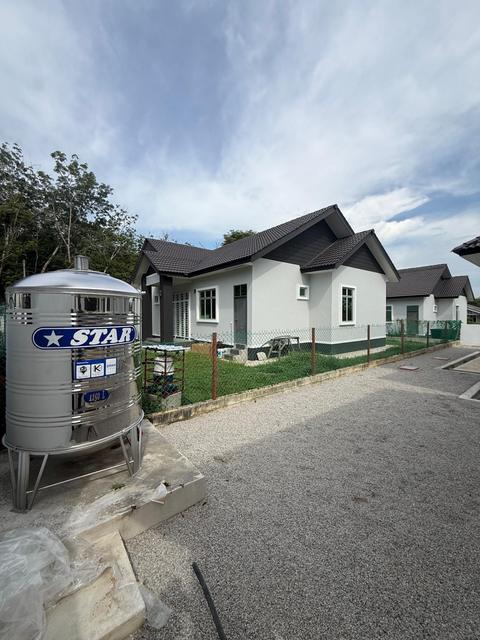 Unit banglo dengan tangki air