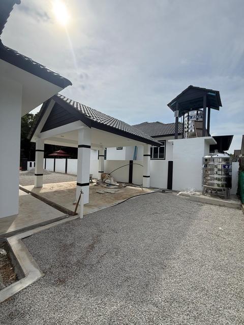 Anjung rumah dari sudut halaman