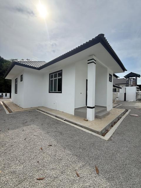 Sudut rumah dan tiang anjung