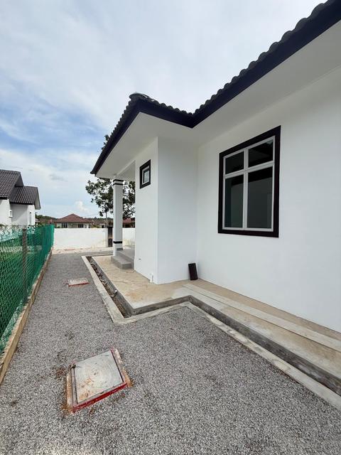 Bahagian tepi rumah dan halaman berbatu