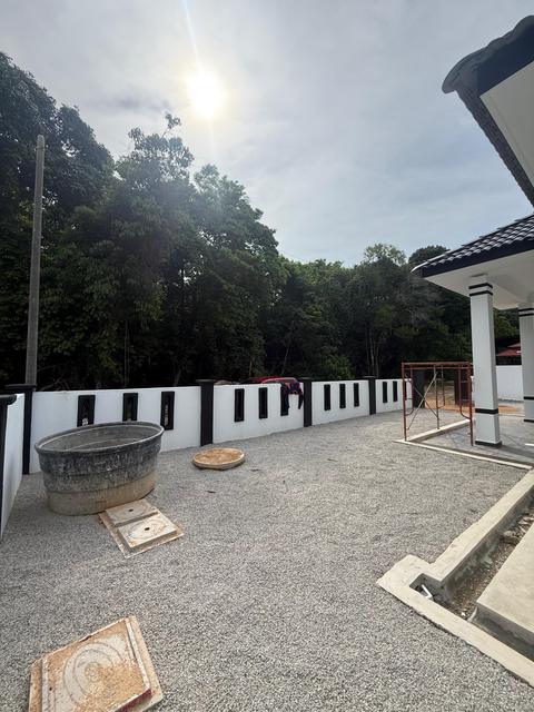 Halaman tepi dengan pagar putih