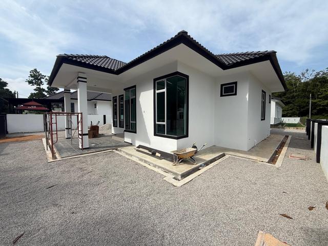 Muka hadapan banglo setingkat