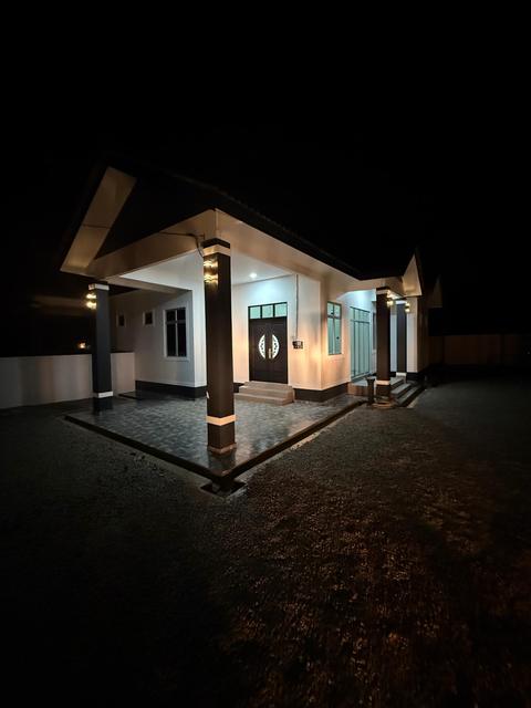 Muka hadapan rumah semi-D pada waktu malam