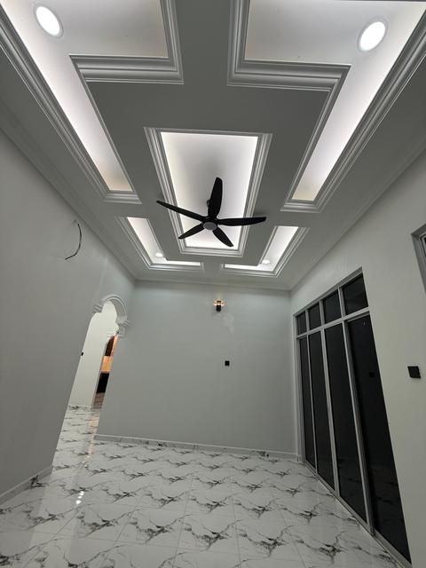 Ruang tamu dengan siling kotak dan lampu tersembunyi