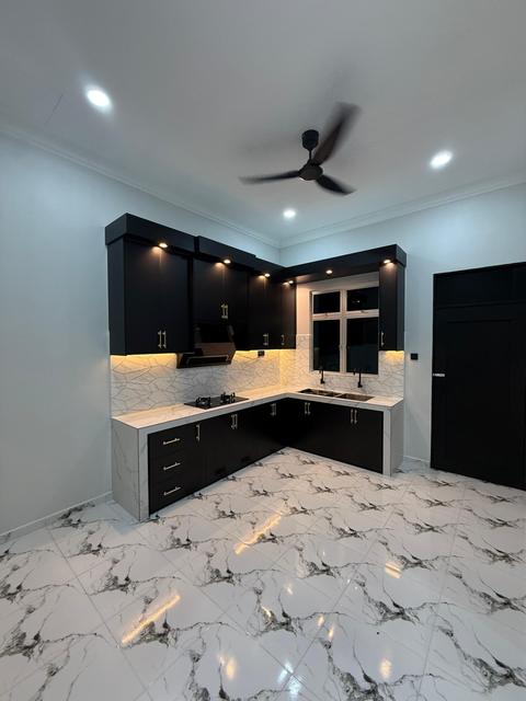 Dapur kabinet hitam dengan lampu bawah kabinet