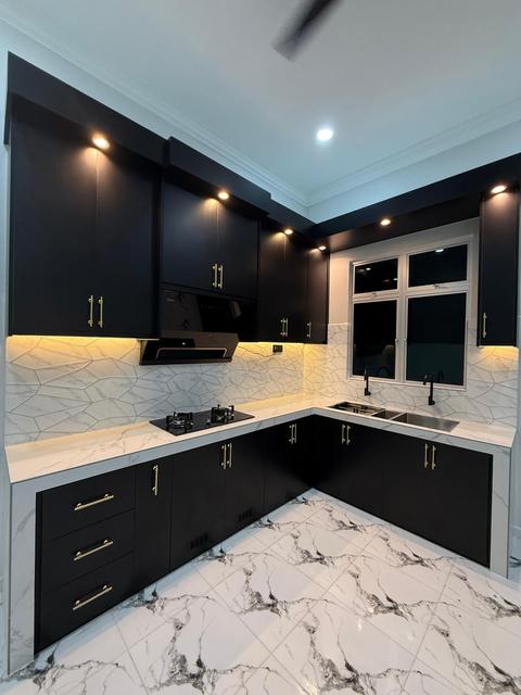 Kabinet dapur bentuk L dan meja marble