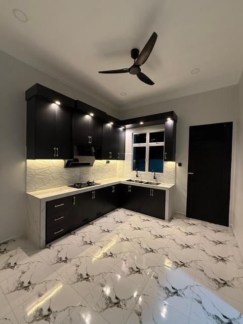 Dapur siap lengkap dengan sinki dan hob