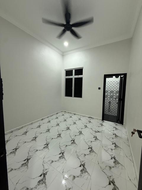Bilik tidur dengan pintu grill dan kipas
