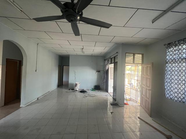 Ruang dalam rumah sebelum kerja ubah suai