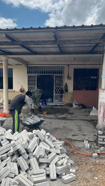 Bata disusun di tapak sebelum kerja