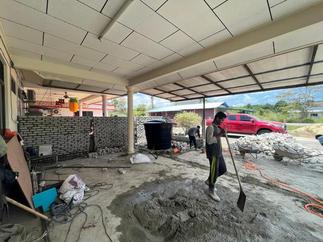 Kerja tanah di ruang anjung tambahan