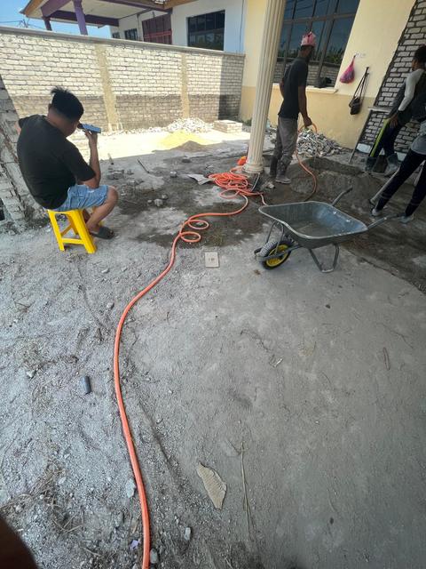 Kerja simen di halaman rumah