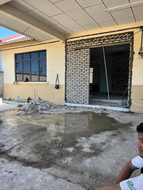 Muka hadapan rumah semasa kerja bata dan plaster