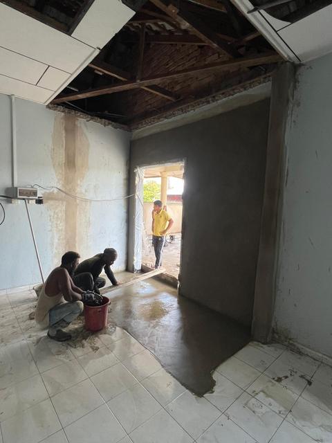 Kerja plaster dan simen di dalam rumah