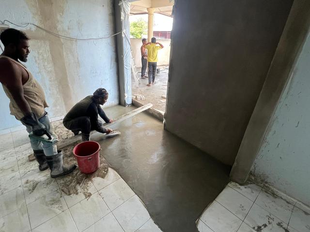 Lantai simen dalam rumah diratakan