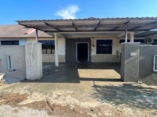 Muka hadapan rumah selepas plaster