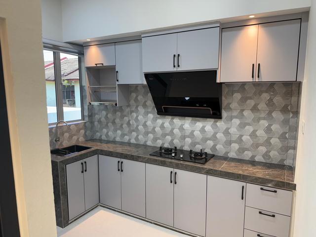 Dapur kabinet kelabu lengkap dengan hood dan hob