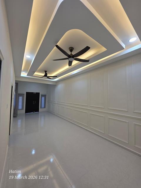 Ruang tamu dengan siling kotak berlampu dan panel dinding