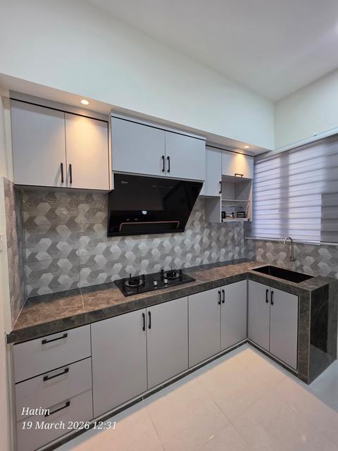 Dapur bentuk L dengan meja marble gelap
