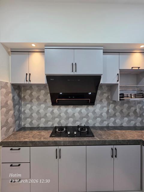 Kabinet dapur, hob dan backsplash berjubin
