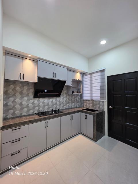 Dapur siap menghala ke pintu belakang