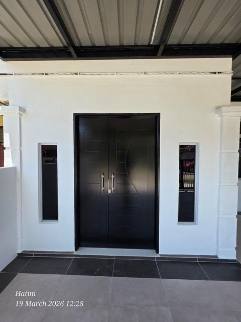 Pintu utama rumah dari luar