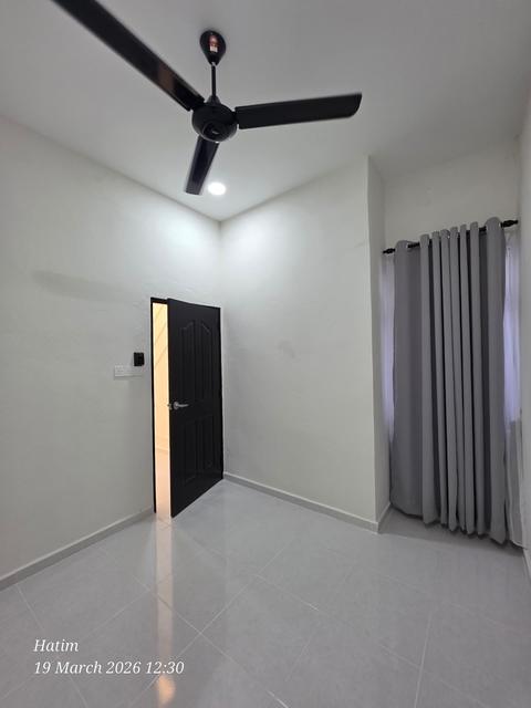 Bilik tidur dengan pintu dan langsir