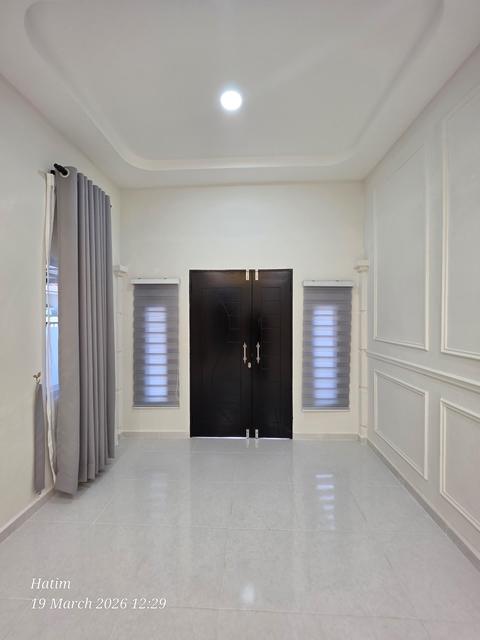 Ruang tamu dan pintu utama dari dalam